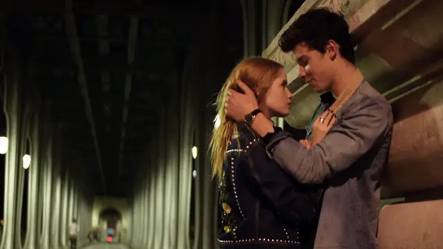 Shawn Mendes y Ellie Bomber en el vídeo de 'There's Nothing Holdin' Me Back'