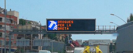 El error en uno de los carteles luminosos de la avenida Meridiana de Barcelona: &#39;Drogas por la derecha&#39;