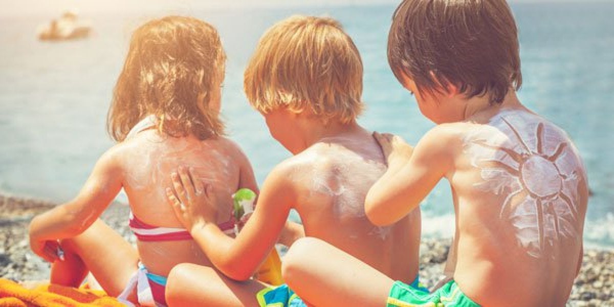 Niños con crema solar
