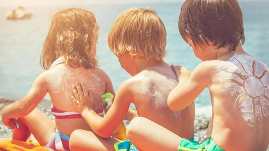 Niños con crema solar Niños con crema solar