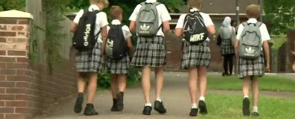 Los niños de un instituto de Reino Unido cambian el pantalón por la falda para no pasar calor