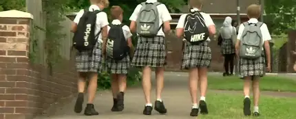 Los niños de un instituto de Reino Unido cambian el pantalón por la falda para no pasar calor Los niños de un instituto de Reino Unido cambian el pantalón por la falda para no pasar calor