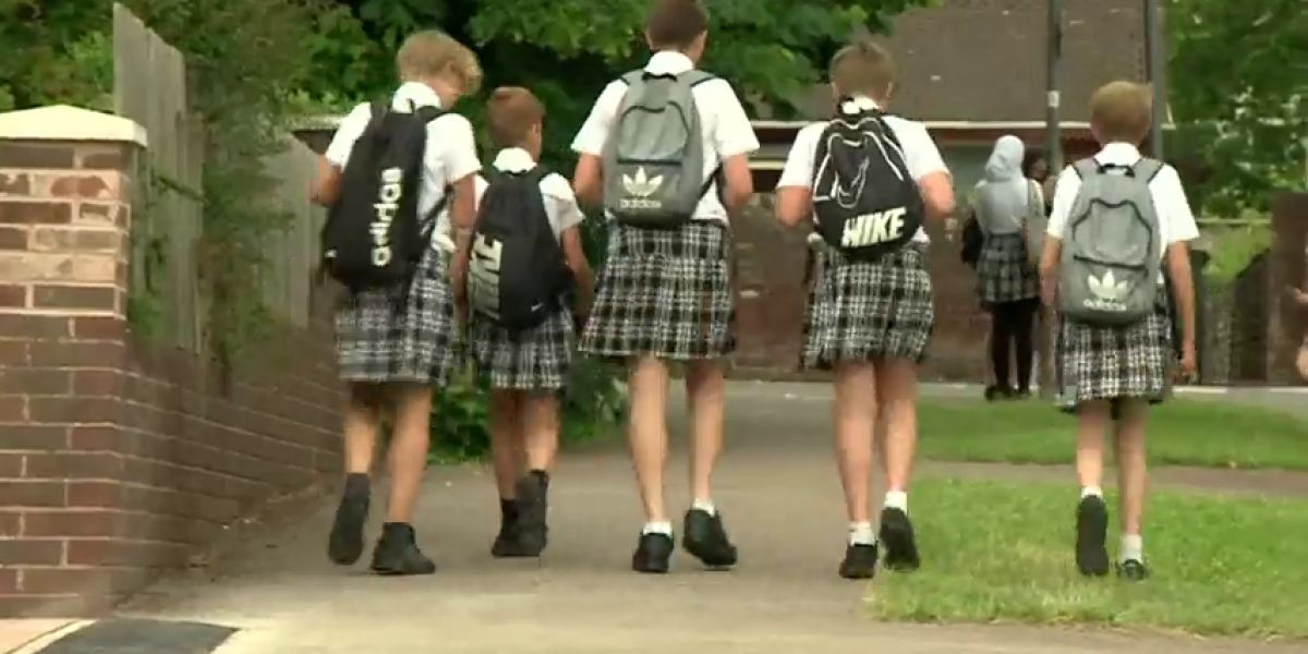 Los niños de un instituto de Reino Unido cambian el pantalón por la falda para no pasar calor