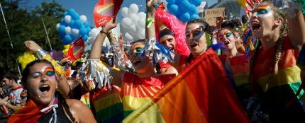 Chicas bailando en la celebración del Orgullo en Madrid