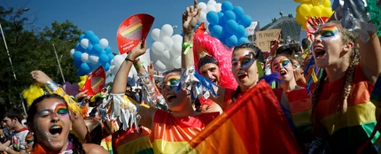 Chicas bailando en la celebración del Orgullo en Madrid Chicas bailando en la celebración del Orgullo en Madrid