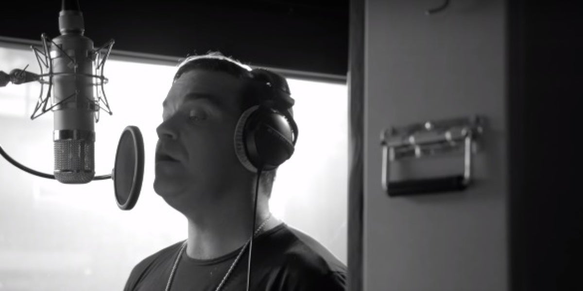 Robbie Williams para 'Bridge Over Troubled Waters'