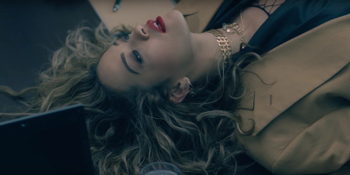Rita Ora en el vídeo de 'Your Song'