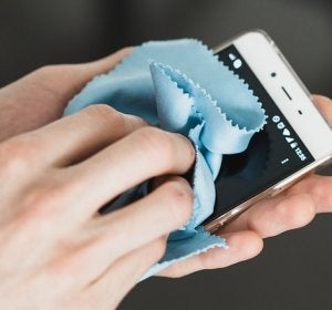 Limpiando smartphone Limpiando smartphone