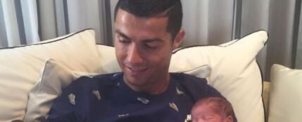 Cristiano Ronaldo, presenta a sus dos hijos