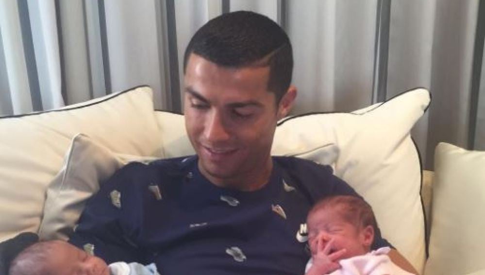 Cristiano Ronaldo, presenta a sus dos hijos