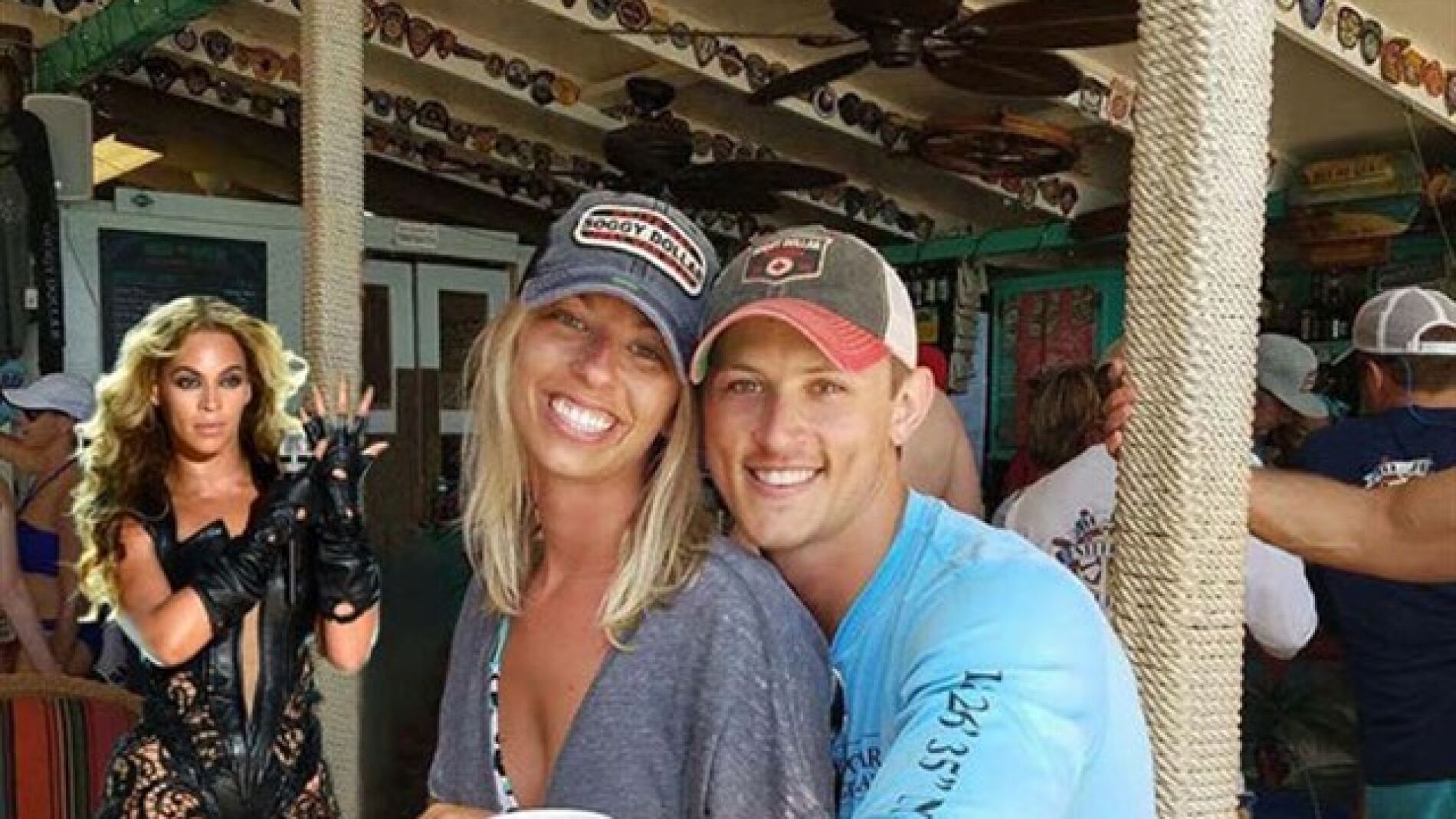 Una pareja pide que eliminen al hombre que está detrás de su foto de pedida e Internet les da una lección