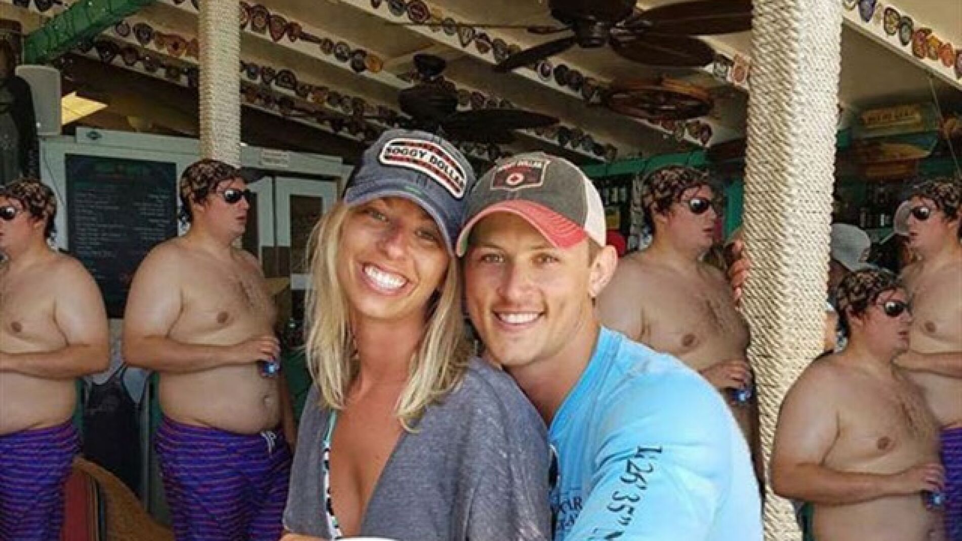 Una pareja pide que eliminen al hombre que está detrás de su foto de pedida e Internet les da una lección