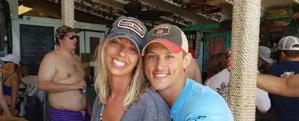Una pareja pide que eliminen al hombre que está detrás de su foto de pedida Una pareja pide que eliminen al hombre que está detrás de su foto de pedida