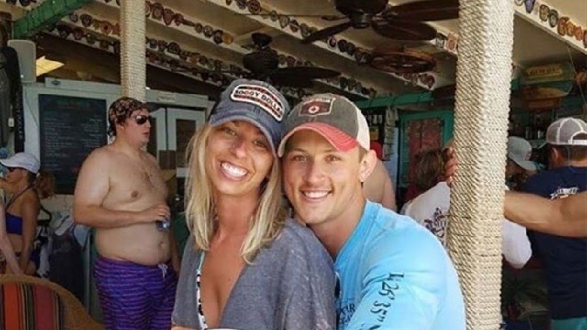 Una pareja pide que eliminen al hombre que está detrás de su foto de pedida 