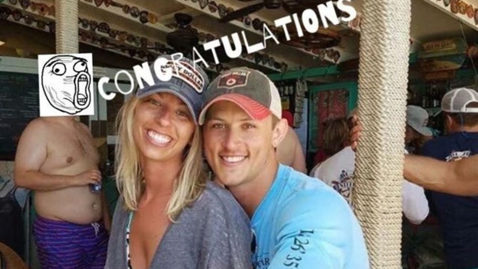 Una pareja pide que eliminen al hombre que está detrás de su foto de pedida e Internet les da una lección