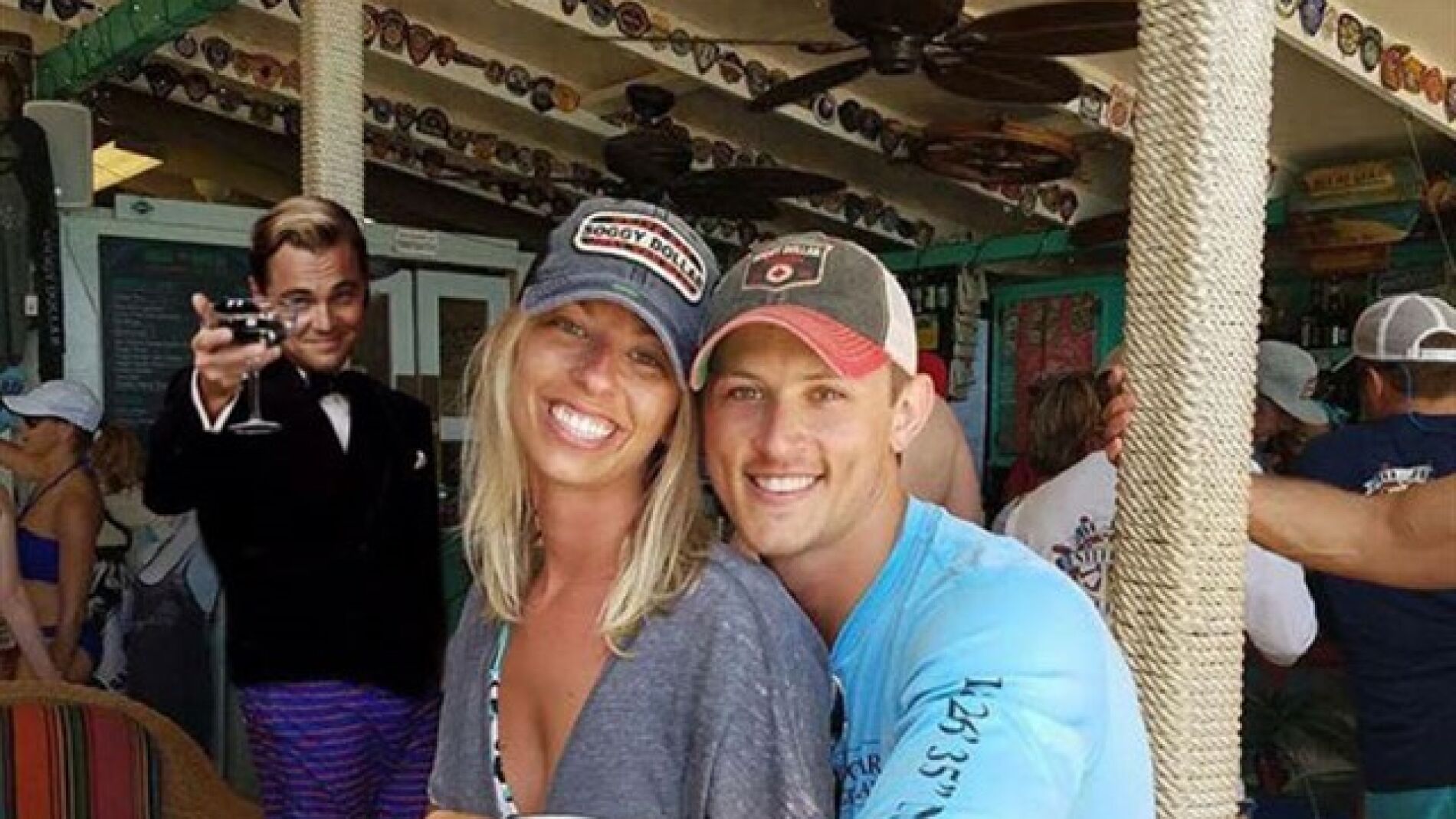 Una pareja pide que eliminen al hombre que está detrás de su foto de pedida e Internet les da una lección