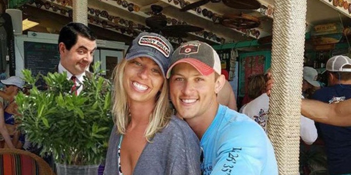 Una pareja pide que eliminen al hombre que está detrás de su foto de pedida e Internet les da una lección