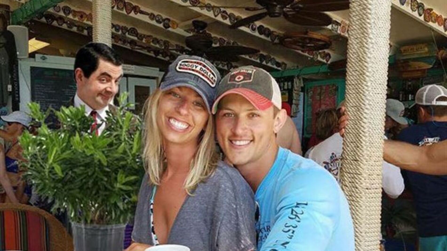 Una pareja pide que eliminen al hombre que está detrás de su foto de pedida e Internet les da una lección