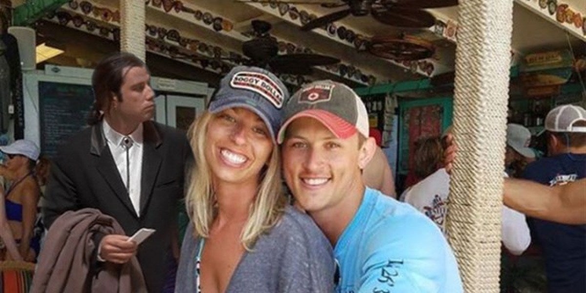 Una pareja pide que eliminen al hombre que está detrás de su foto de pedida e Internet les da una lección