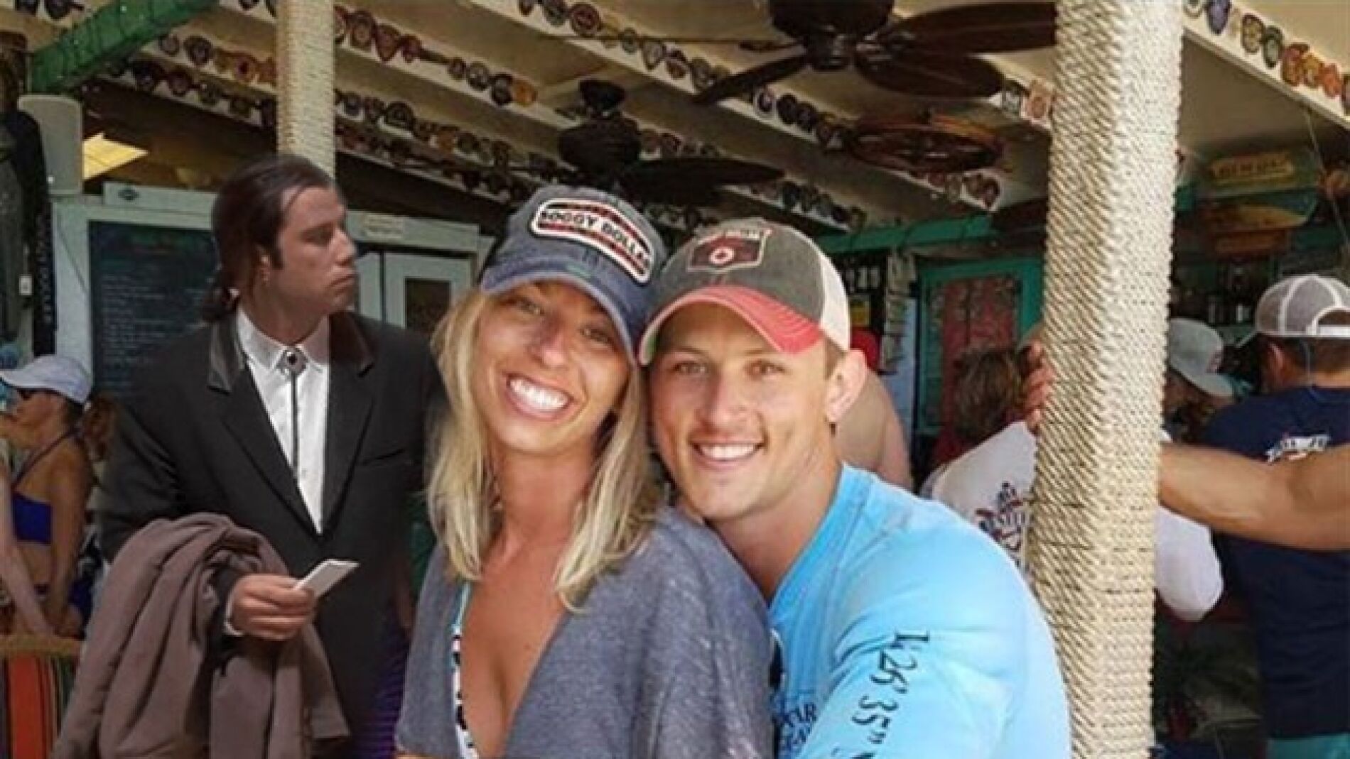 Una pareja pide que eliminen al hombre que está detrás de su foto de pedida e Internet les da una lección