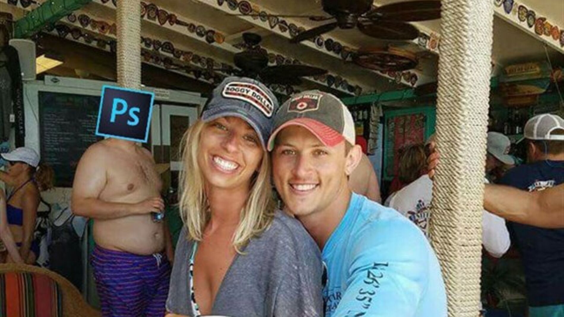 Una pareja pide que eliminen al hombre que está detrás de su foto de pedida e Internet les da una lección