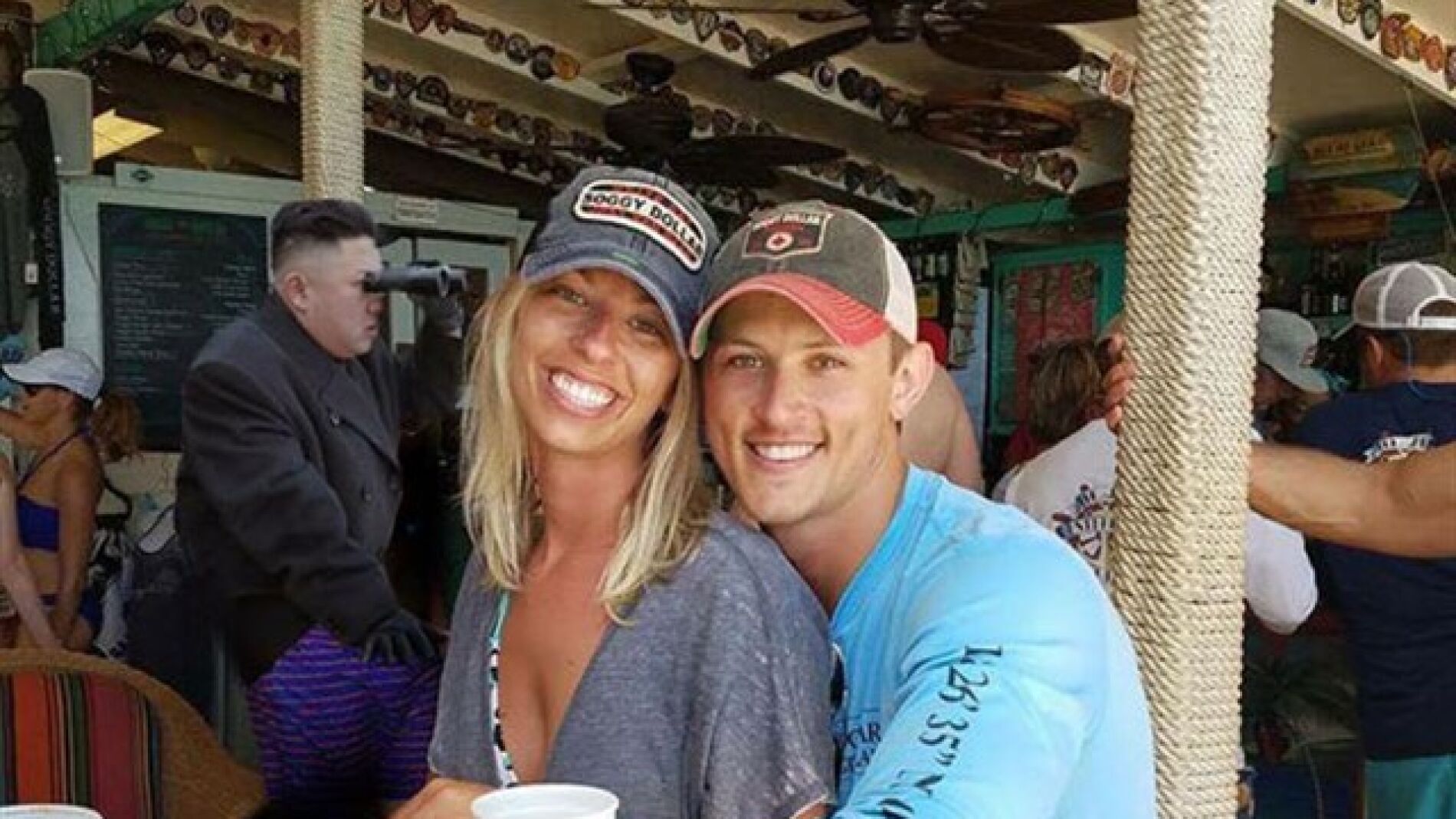 Una pareja pide que eliminen al hombre que está detrás de su foto de pedida e Internet les da una lección