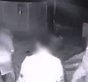 Las imágenes de la cámara de seguridad en la que un padre atrapa a un pederasta Las imágenes de la cámara de seguridad en la que un padre atrapa a un pederasta