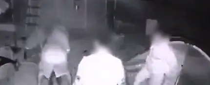 Las imágenes de la cámara de seguridad en la que un padre atrapa a un pederasta Las imágenes de la cámara de seguridad en la que un padre atrapa a un pederasta