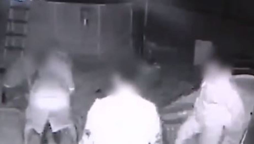Las imágenes de la cámara de seguridad en la que un padre atrapa a un pederasta