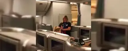 Una azafata de vuelo baila 'Waka Waka' delante de Shakira y Piqué Una azafata de vuelo baila 'Waka Waka' delante de Shakira y Piqué
