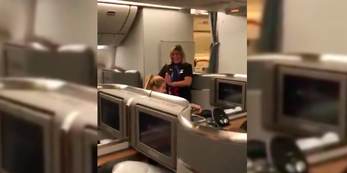 Una azafata de vuelo baila 'Waka Waka' delante de Shakira y Piqué