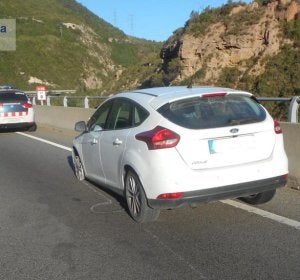 Imagen del coche tras ser detenido por los Mossos d' Esquadra Imagen del coche tras ser detenido por los Mossos d' Esquadra