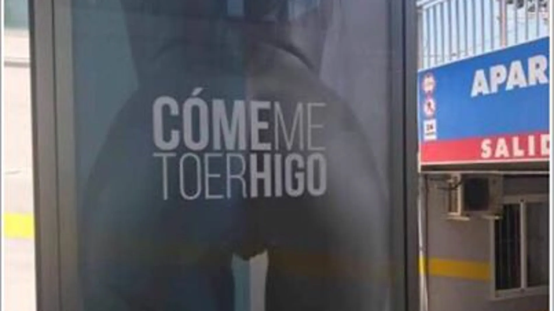 Cartel publicitario sexista en Torre del Mar Cartel publicitario sexista en Torre del Mar
