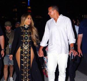 Jennifer Lopez pasea junto a su novio Álex Rodríguez por las calles de Nueva York Jennifer Lopez pasea junto a su novio Álex Rodríguez por las calles de Nueva York