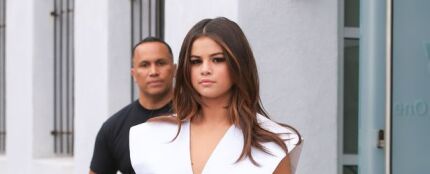 Selena Gomez con una blusa con grandes aperturas laterales