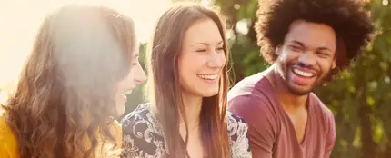 Grupo de personas riendo Grupo de personas riendo