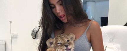 Sveta Bilyalova con su le&oacute;n