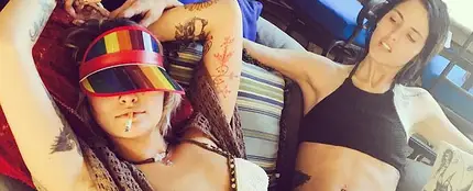 Paris Jackson y una amiga durante una poolparty Paris Jackson y una amiga durante una poolparty