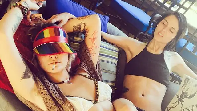 Paris Jackson y una amiga durante una poolparty