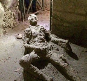 Imagen de un hombre sepultado por la lava del Vesubio en Pompeya Imagen de un hombre sepultado por la lava del Vesubio en Pompeya