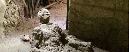 Imagen de un hombre sepultado por la lava del Vesubio en Pompeya Imagen de un hombre sepultado por la lava del Vesubio en Pompeya