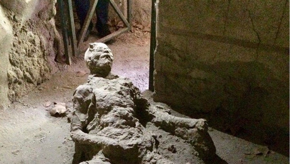 Imagen de un hombre sepultado por la lava del Vesubio en Pompeya
