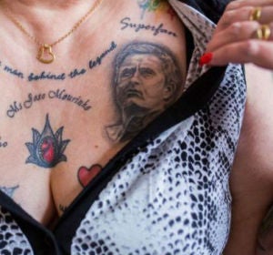 Una mujer se tatua 20 veces la cara de Mourinho Una mujer se tatua 20 veces la cara de Mourinho