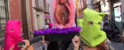 "Procesión del coño insumiso" por las calles de Sevilla "Procesión del coño insumiso" por las calles de Sevilla