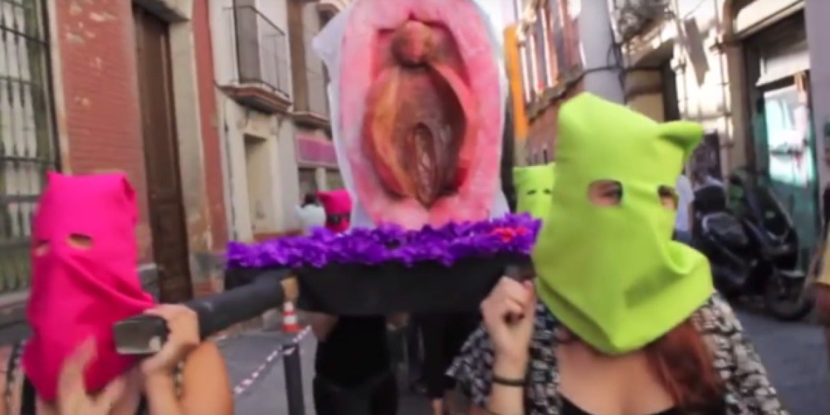 "Procesión del coño insumiso" por las calles de Sevilla
