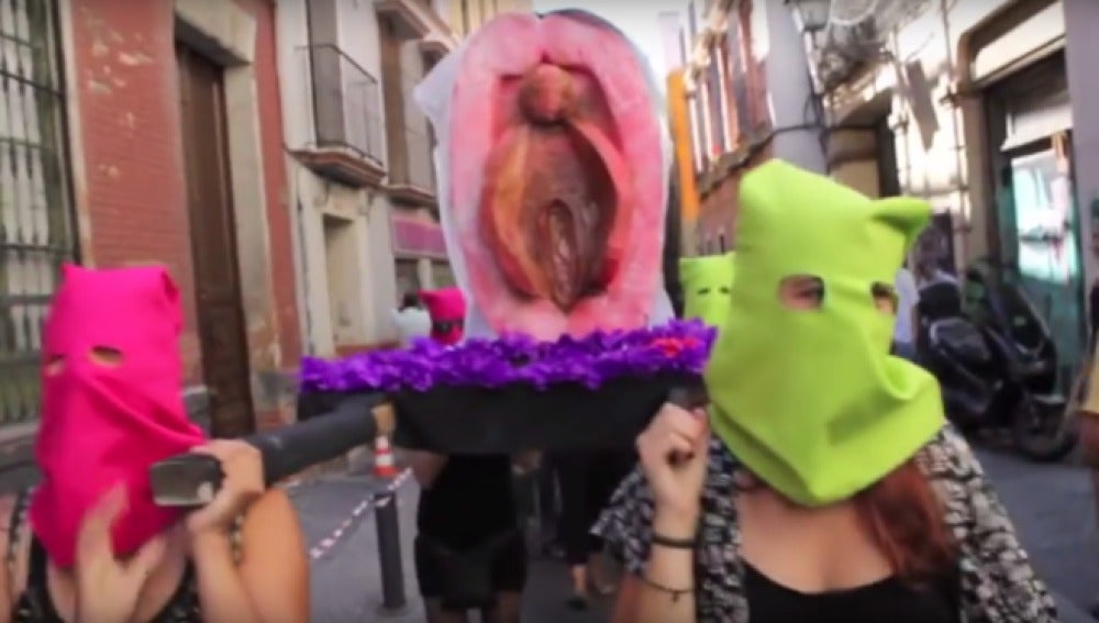 "Procesión del coño insumiso" por las calles de Sevilla
