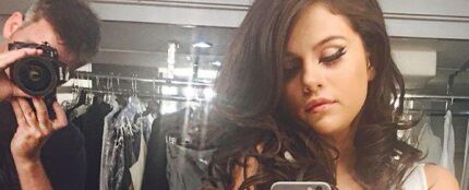 Selena Gomez haci&eacute;ndose un selfie