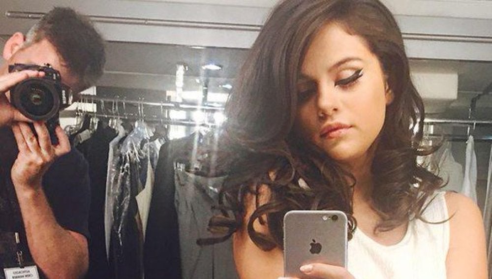 Selena Gomez haciéndose un selfie