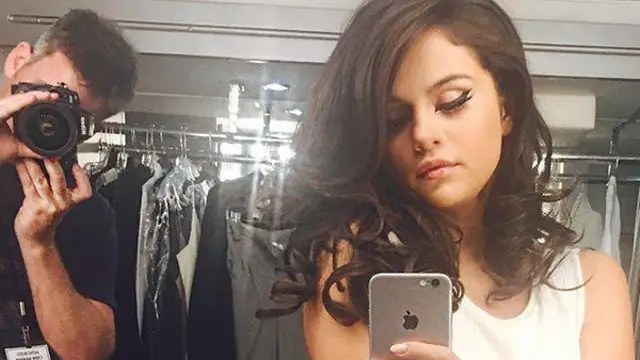 Selena Gomez haciéndose un selfie