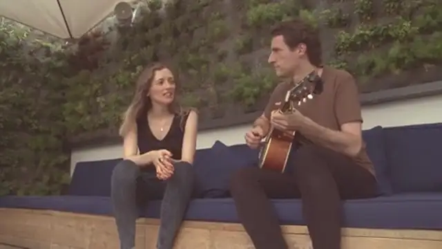 Reyko intepreta en acústico su single 'Spinning Over You'